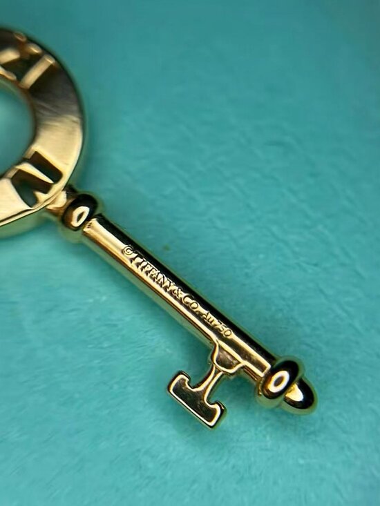Tiffany Gold Large Atlas Pendant Necklace – Greenleaf & Crosby Tiffany & Co.Atlas 18K Gold Roman Numeral Key Pendant Cable Chain Necklace